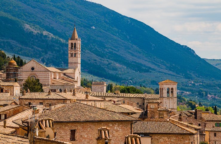 Assisi, seraphic Beauty: entrance to Pinacoteca and Roman Forum